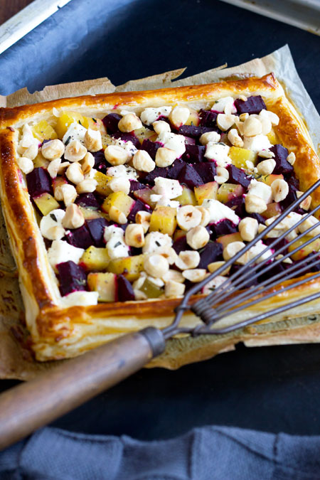 Tarta de remolacha, queso de cabra y avellanas