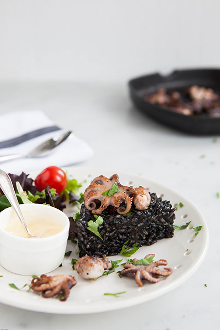Arroz negro con pulpitos (zwarte rijst met baby octopus)