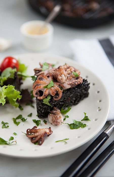 Arroz negro con pulpitos (zwarte rijst met baby octopus)