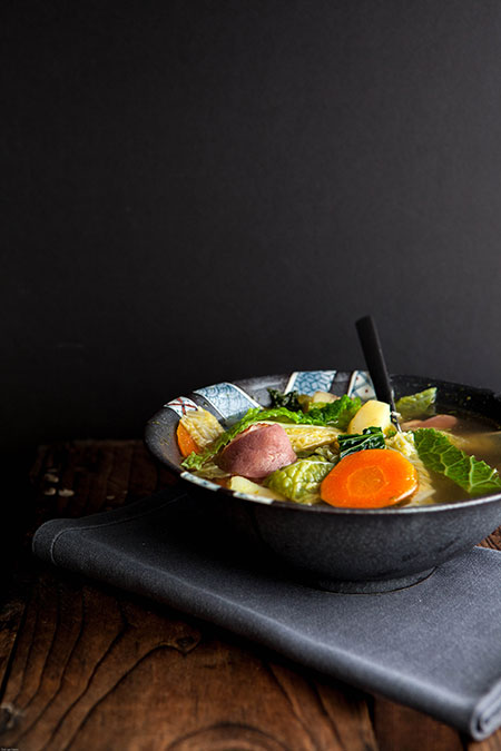 Sopa de col d'olla, zanahoria, patata y pato ahumado (soep met groene kool, wortel, aardappel en gerookte eend)