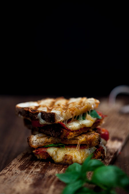 Sandwich con chorizo, manchego y albahaca (tosti met chorizo, manchego en basilicum)