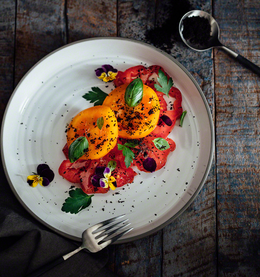 Polvo de aceitunas negras con ensalada de tomate (olijvenpoeder en