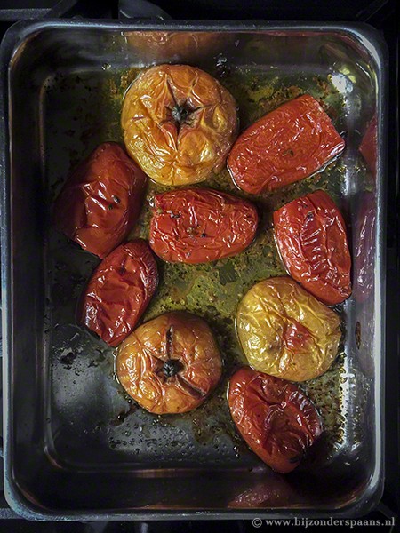 Soep van geroosterde tomaten en aubergines