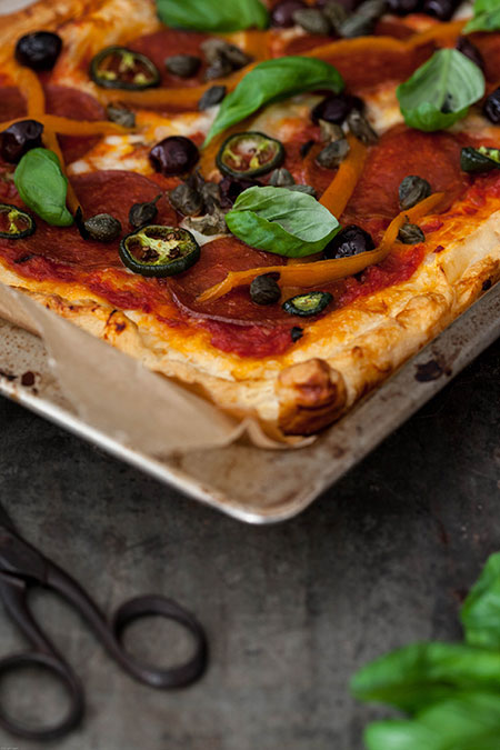 Pizza de chorizo, jalapenos, pimientos, aceitunas y alcaparras (pizza met chorizo, jalapenos, paprika, olijven en kappertjes)
