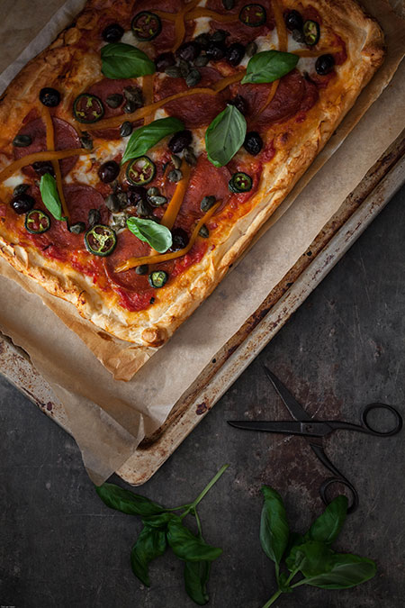 Pizza de chorizo, jalapeños, pimientos, aceitunas y alcaparras (pizza met chorizo, jalapenos, paprika, olijven en kappertjes)