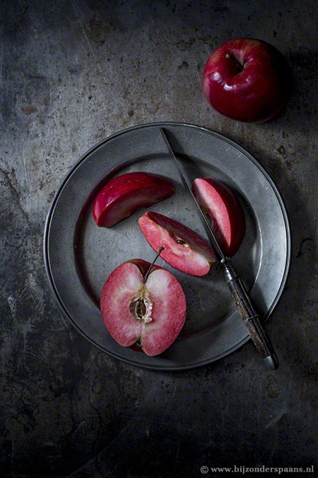 Amandelcake met rode appel en tijm