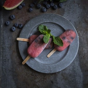 Watermeloen ijsjes met blauwe bessen