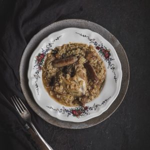 Rijstschotel met kip, worstjes en saffraan